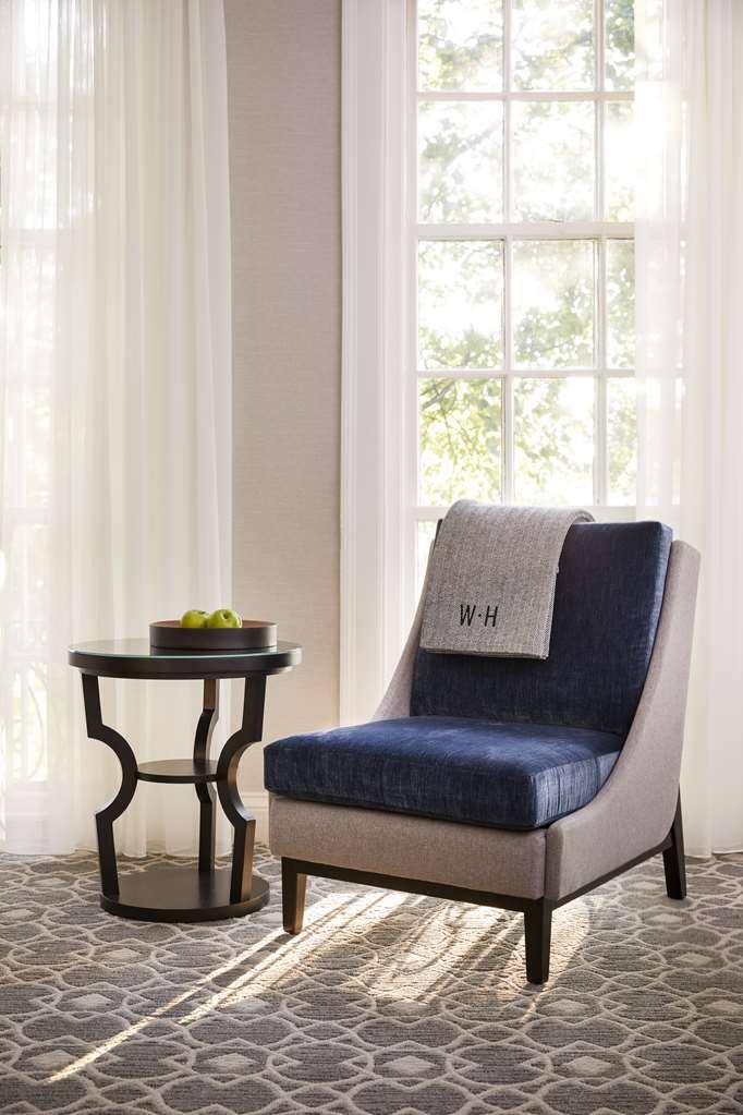 The Whitney Hotel Boston Bilik gambar A chair with a throw