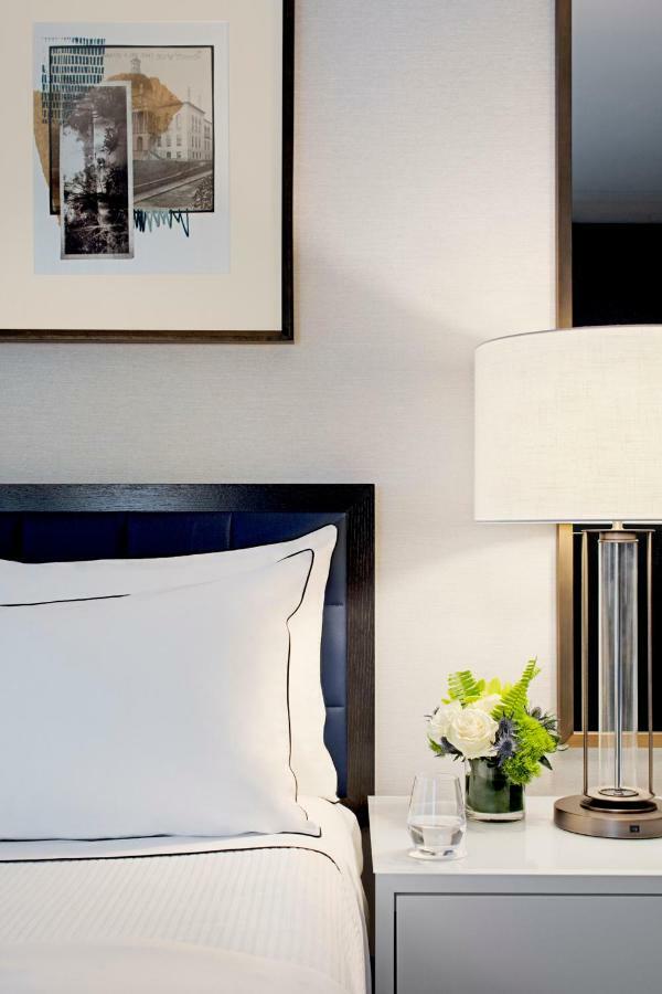 The Whitney Hotel Boston Luaran gambar A bed with a lamp