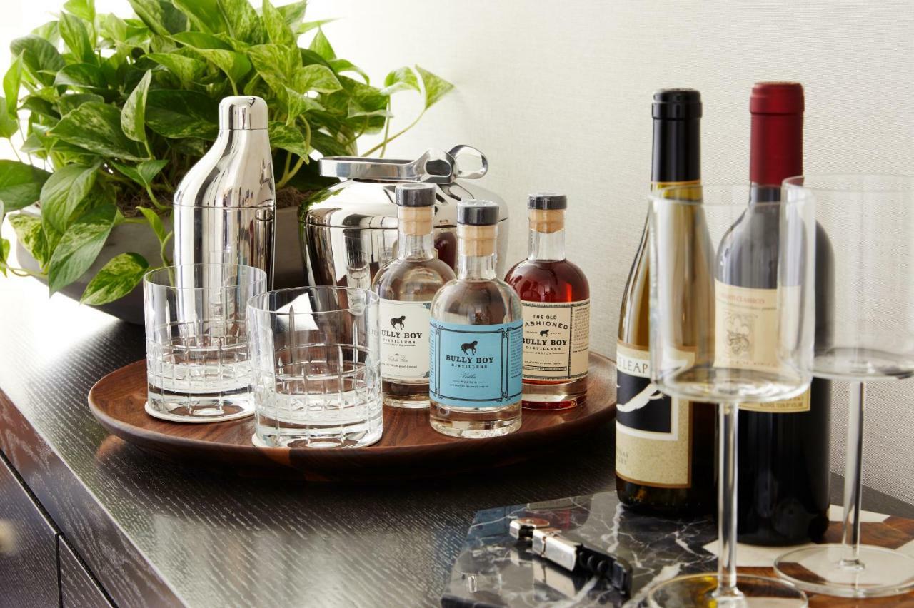 The Whitney Hotel Boston Luaran gambar A bar cart with a selection of liquor and wine
