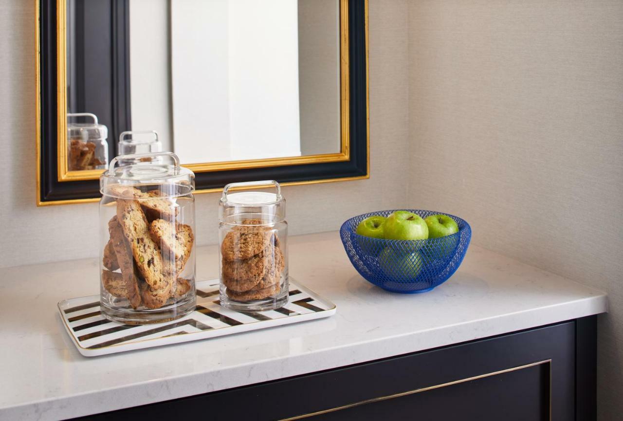 The Whitney Hotel Boston Luaran gambar A marble countertop