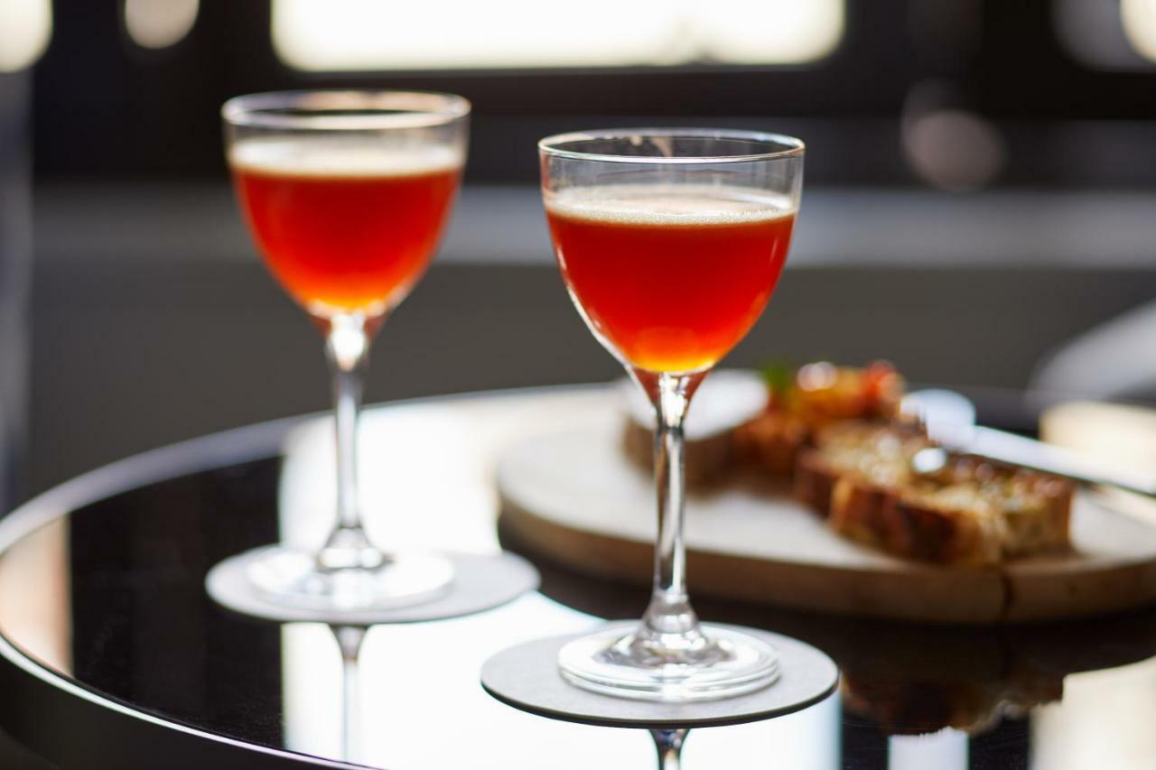 The Whitney Hotel Boston Luaran gambar A Clover Club cocktail