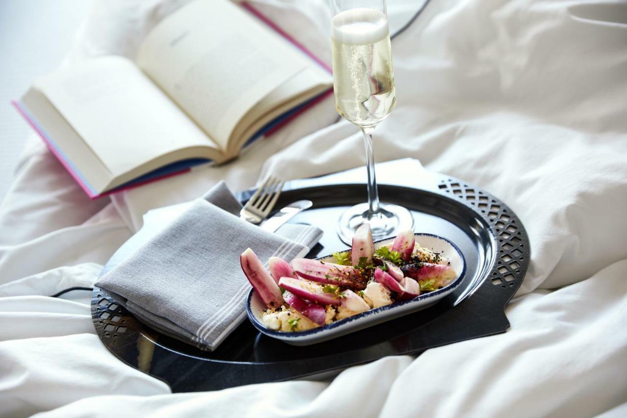 The Whitney Hotel Boston Luaran gambar A tray of food and drink
