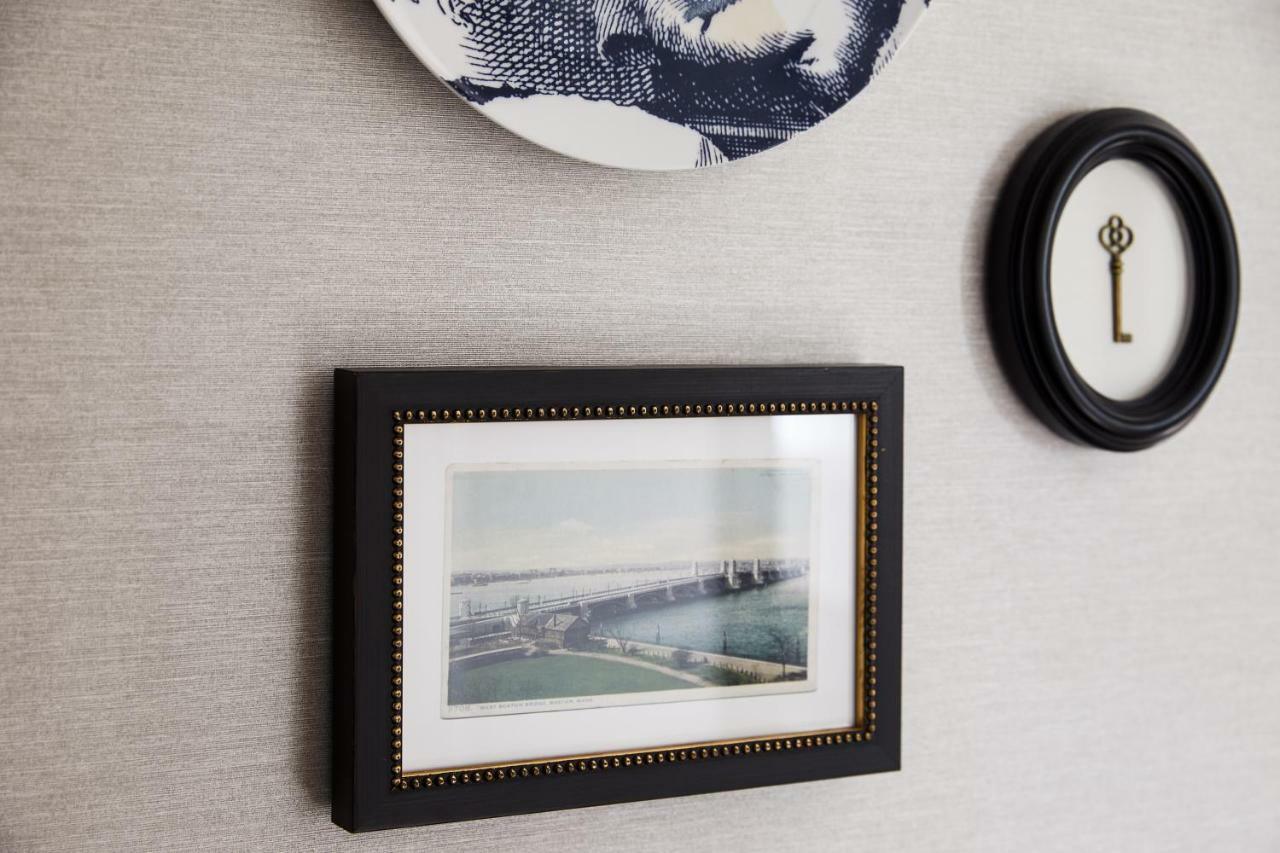 The Whitney Hotel Boston Luaran gambar A photograph of the Golden Gate Bridge, framed and mounted on a wall