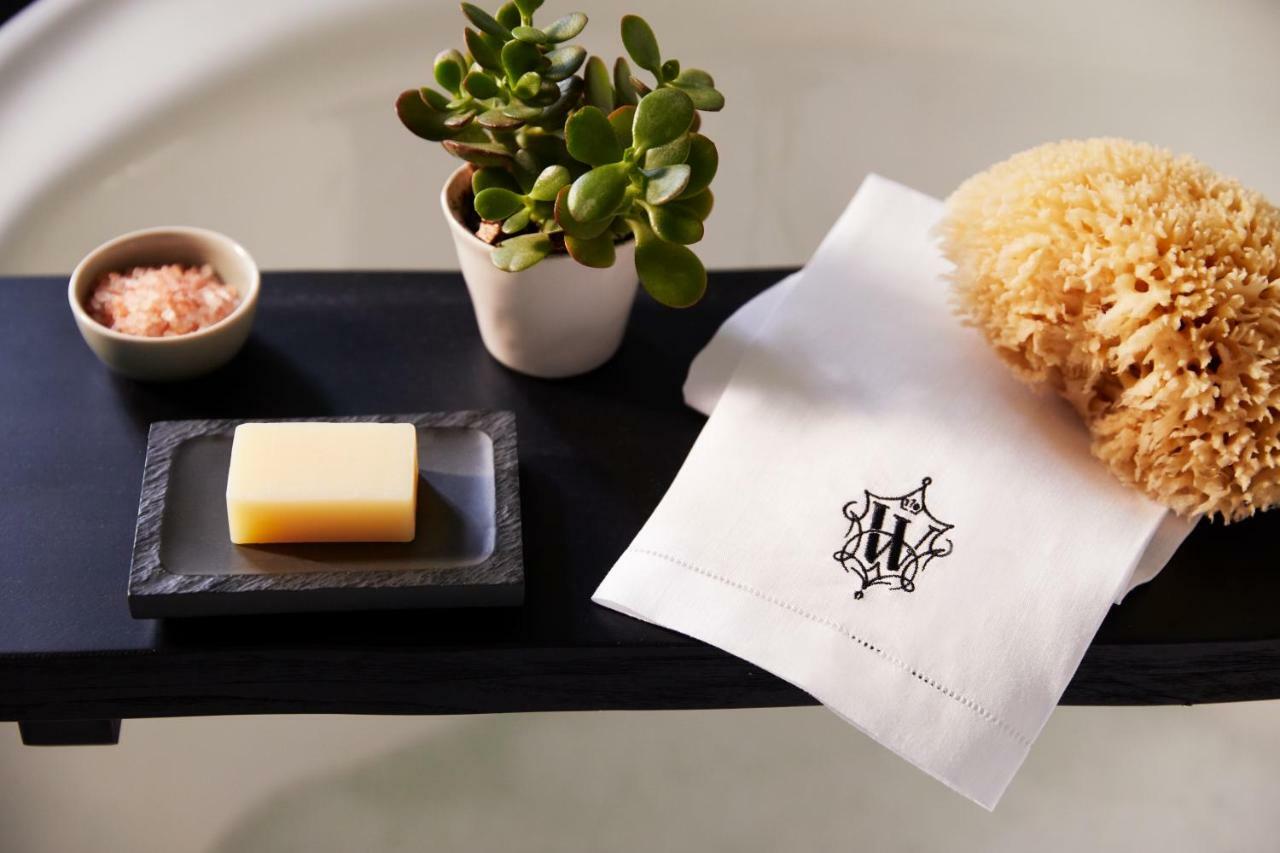The Whitney Hotel Boston Luaran gambar A folded guest towel