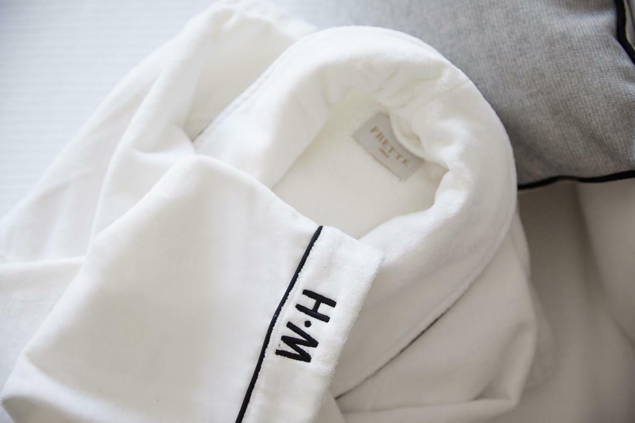 The Whitney Hotel Boston Luaran gambar A white shirt with a monogram