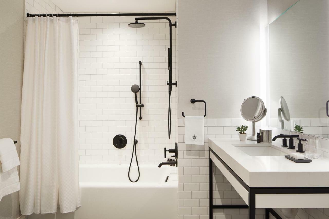 The Whitney Hotel Boston Luaran gambar A shower curtain